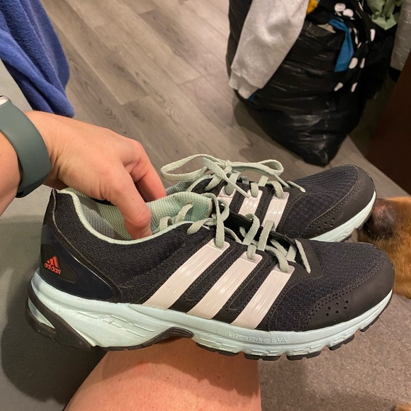 Size 8 Adidas running shoes - Picture 1 of 4